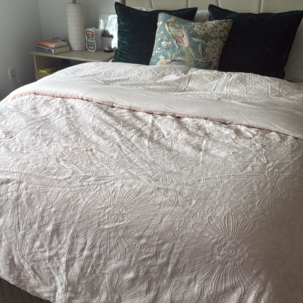 Elegant Floral Comforter - Light Pink